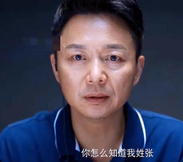 看開端張警官手扔炸彈被炸傷？不會最後犧牲張警官了吧？不要啊…