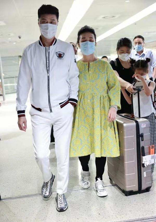 范冰冰爸媽罕露面,66歲老媽穿公主裙扮嫩,小老公一身白衣像鮮肉 范冰冰爸媽罕露面,66歲老媽穿公主裙扮嫩,小老公一身白衣像鮮肉