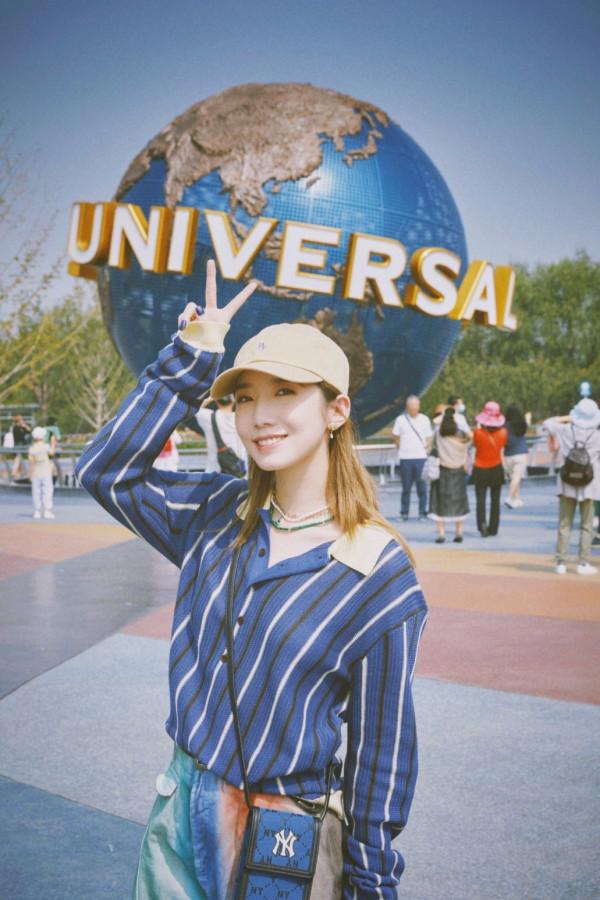孟美岐打卡環球影城，雖然穿的都是基礎款，但配色真是時髦又高階