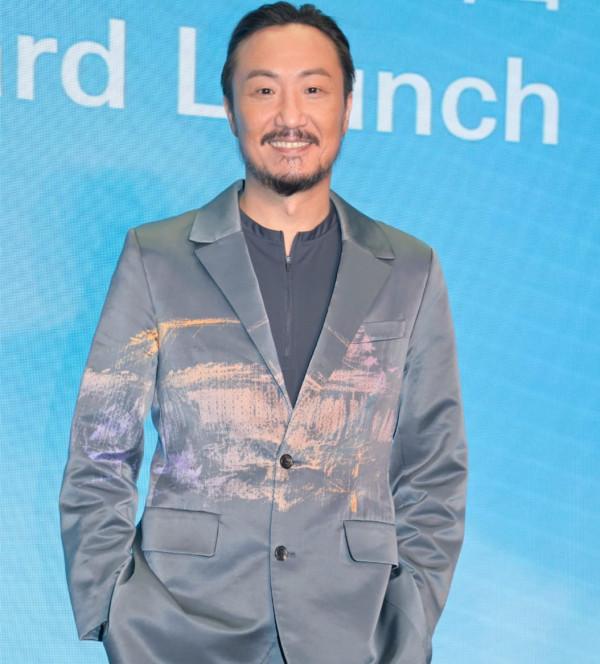 兩大笑星罕同框!61歲黃子華穿裙褲搶鏡,鄭中基鬍子拉碴男人味足 兩大笑星罕同框!61歲黃子華穿裙褲搶鏡,鄭中基鬍子拉碴男人味足