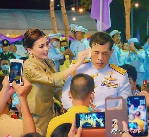 泰王為蘇提達破例，行宮立起御畫像花臺，王后權力擴大