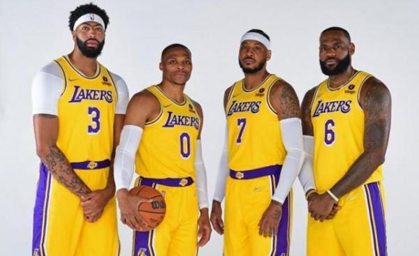 詹姆斯：很高興隊友沒有被交易走，湖人的每個球員都是我兄弟