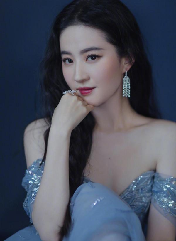 劉亦菲不同於一般小花,藍色紗裙盡顯女性溫柔,美得挺高階 劉亦菲不同於一般小花,藍色紗裙盡顯女性溫柔,美得挺高階