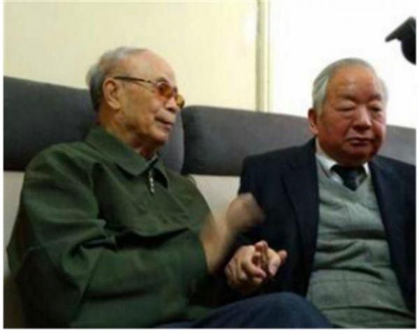 田紀雲妻子李英華:曾大著肚子工作一線,4個子女卻都是普通工人 田紀雲妻子李英華:曾大著肚子工作一線,4個子女卻都是普通工人