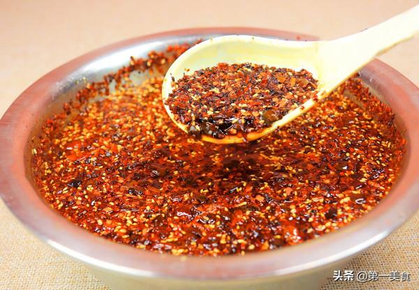 做辣椒油時不要直接潑油,多加這一步,香氣撲鼻,色澤紅亮 做辣椒油時不要直接潑油,多加這一步,香氣撲鼻,色澤紅亮