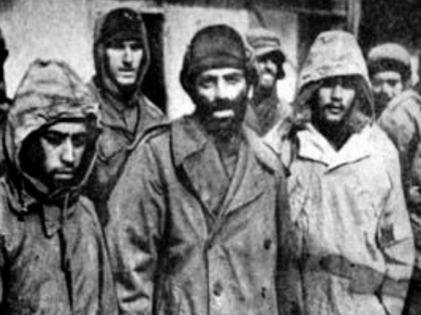 土軍和美軍戰俘因一塊豬肉打架，英軍戰俘隔岸觀火，拍手叫好