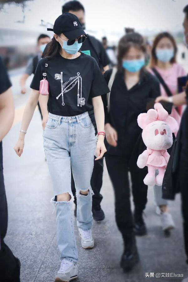 唐嫣罕見坐高鐵!穿5000T恤配破洞褲上班,獲大批粉絲接送人氣高 唐嫣罕見坐高鐵!穿5000T恤配破洞褲上班,獲大批粉絲接送人氣高