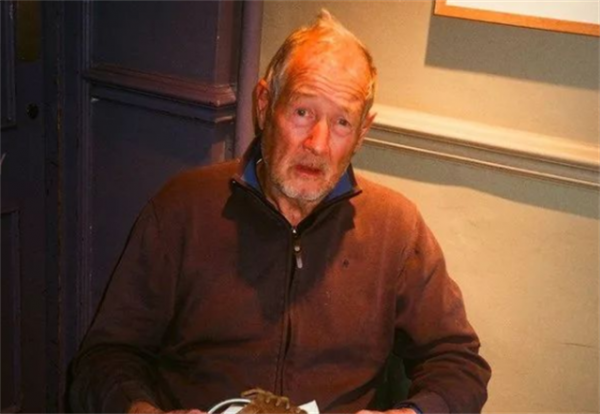 69歲英國富豪娶中國外賣員，連生三娃，多年專追中國女性