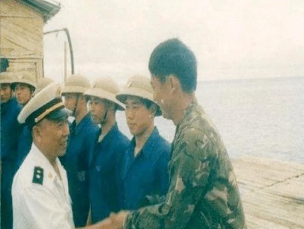 司令員視察部隊供應站，往秤上一站顯示140斤，大怒：撤掉站長