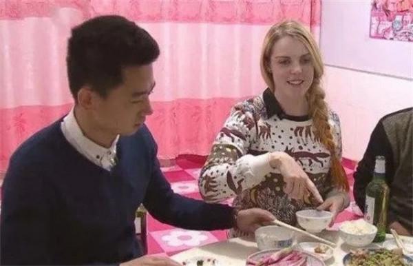 澳洲白富美遠嫁中國小夥，驚動全村近千人圍觀，今因疫情分居兩地