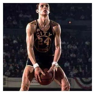 籃球場上的爭議球——罰球時先打板違例嗎？