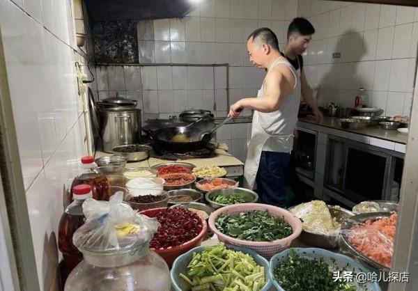 四川小鎮上只賣6個菜的蒼蠅館,人均120元,全是城裡人開車過來吃 四川小鎮上只賣6個菜的蒼蠅館,人均120元,全是城裡人開車過來吃