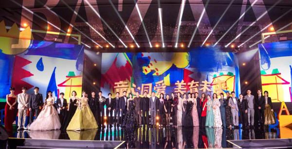 芭莎慈善夜群星紅毯造型惹爭議,楊穎似仙女,楊冪、宋茜略顯成熟 芭莎慈善夜群星紅毯造型惹爭議,楊穎似仙女,楊冪、宋茜略顯成熟