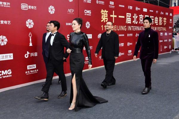 55歲鞏俐紅毯造型太絕,站C位霸氣似女王,網友:一如既往地大氣 55歲鞏俐紅毯造型太絕,站C位霸氣似女王,網友:一如既往地大氣