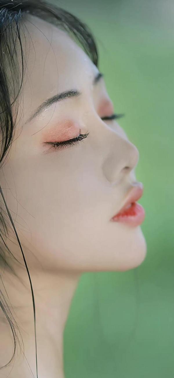 如今的神仙姐姐劉亦菲，少了一絲仙氣，但多了一絲熟女魅力