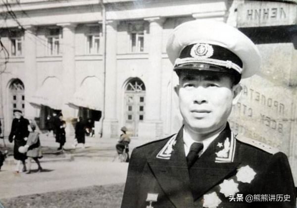 1950年，蕭勁光任海軍司令員，那麼副政委，副司令都是誰擔任