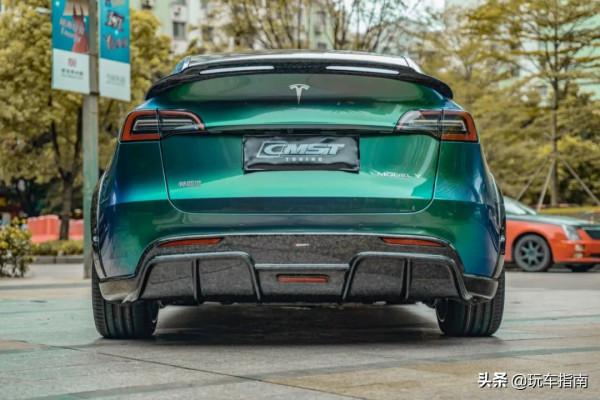 特斯拉Model Y全面改裝,碳纖維寬體鑽石綠變色膜回頭率爆棚 特斯拉Model Y全面改裝,碳纖維寬體鑽石綠變色膜回頭率爆棚