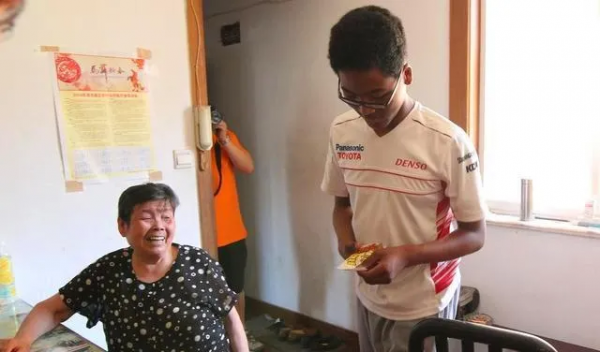 “黑人寶寶”出生8天被棄草叢,上海奶奶撿回家養了21年,“不管是黑是白,這個孩子我要定了”...... “黑人寶寶”出生8天被棄草叢,上海奶奶撿回家養了21年,“不管是黑是白,這個孩子我要定了”......