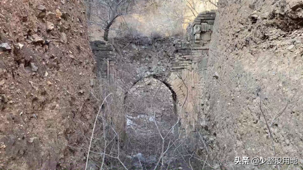 尋找阜新縣大山深處的千年古墓，野草叢生，一片荒涼