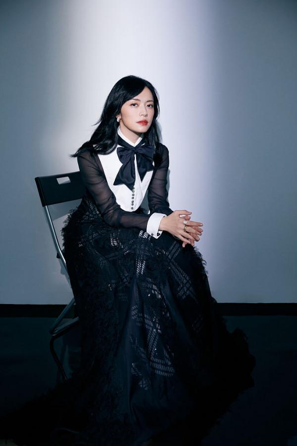 姚晨黑裙亮相大學生電影節颯爽十足 光影間垂眸凝視詮釋優雅風範 姚晨黑裙亮相大學生電影節颯爽十足 光影間垂眸凝視詮釋優雅風範