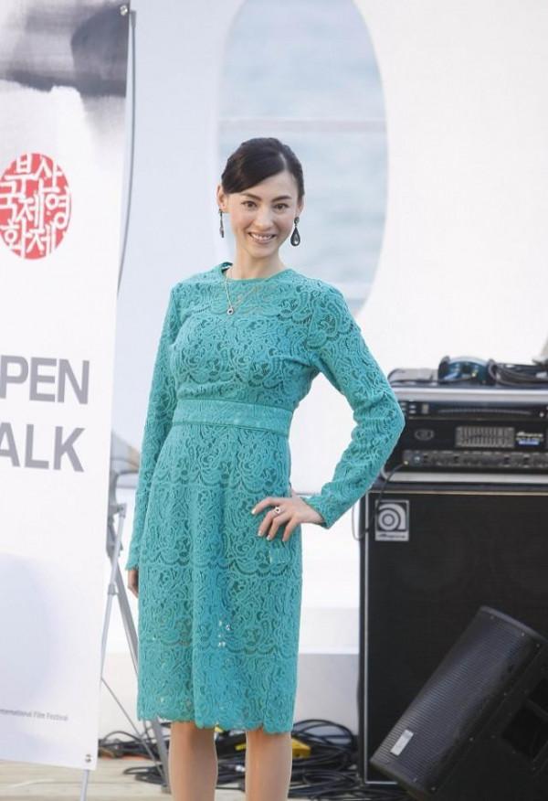 張柏芝臉上一點皺紋都沒有，穿一般人都不會買的熒光色，也不土