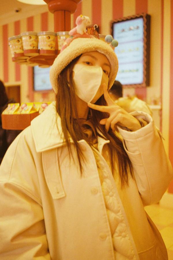 金晨環球影城遊玩庫存照，小黃人帽子也太可愛了吧！​​​