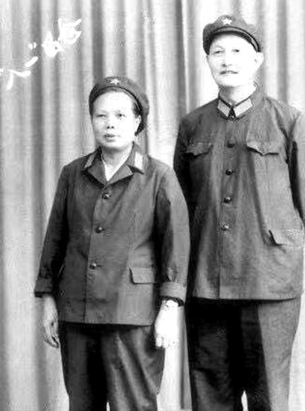 她是洪學智的妻子，享副軍級待遇，兩個兒子分別是省長與少將