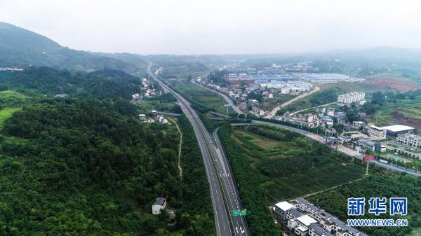 沿著高速看中國丨路通產業興 竹山換新顏