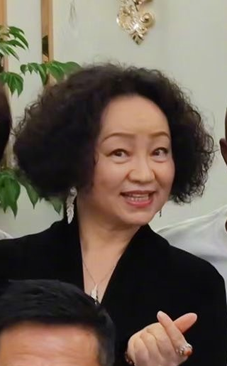 57歲歐陽奮強與老戲骨聚餐“花仙子”範豔罕見現身