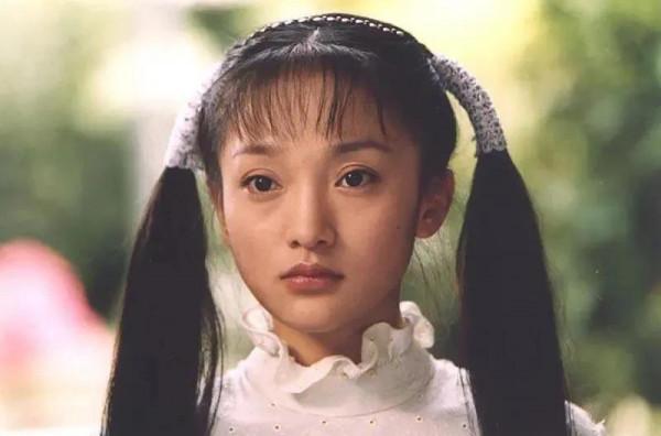 用每年一張劇照的形式，呈現周迅17歲至47歲出道30年的容貌變化