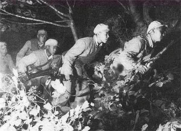 抗美援朝時敵軍用繩子拴在一起,這是啥戰術?志願軍如何巧抓俘虜 抗美援朝時敵軍用繩子拴在一起,這是啥戰術?志願軍如何巧抓俘虜