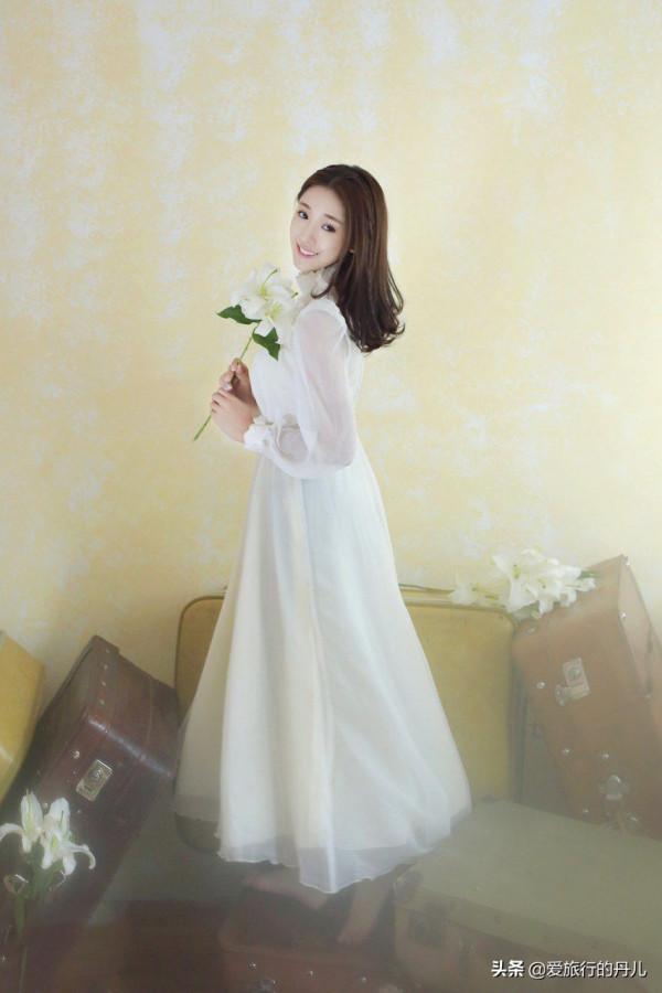 菅紉姿一襲白色小高領禮服裙，仙氣滿滿，唯美動人