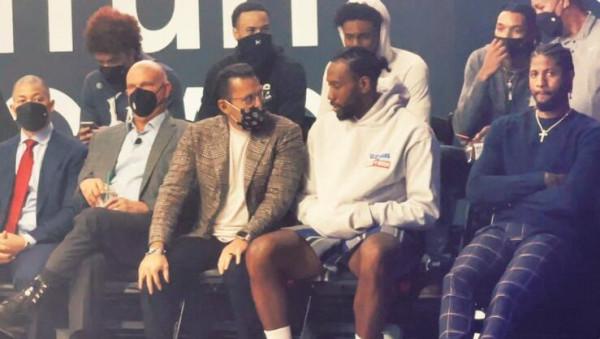 表情不搭，萊昂納德和喬治在開工儀式上面沉似水