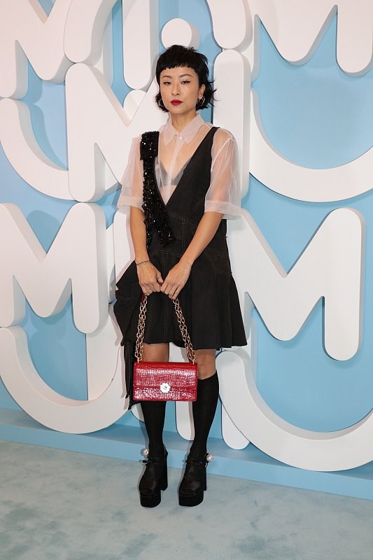 徐濠縈雖然不漂亮，但穿衣挺高階，網紗襯衫配“狗啃劉海”真時髦