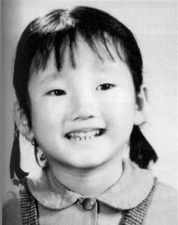 一婚嫁恩師,二婚嫁&quot;和珅&quot;王剛,如今61歲單身無子女的成方圓幸福嗎