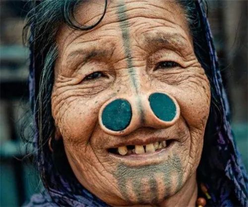 阿帕塔尼族：女人將木塞放進鼻子，越醜越幸運