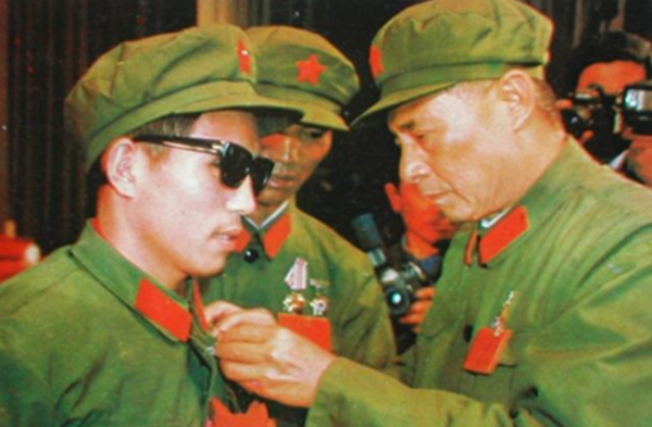 張銍秀有多牛？臨危受命，南疆痛揍越軍5年，70歲離休創軍史紀錄