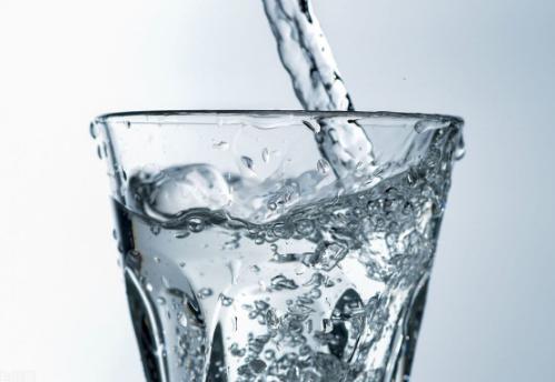 早上起床先喝杯溫開水，等於喝細菌？醫生給你答案，建議提前瞭解