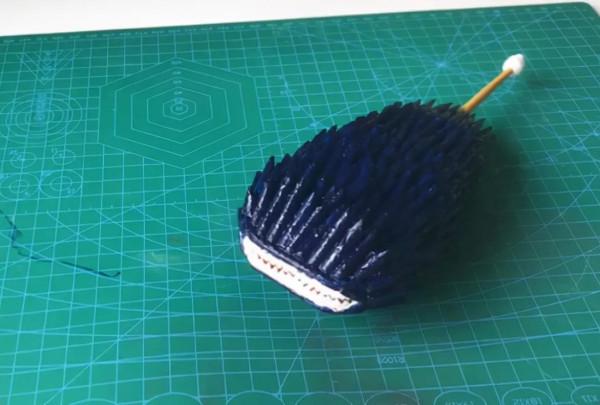 小哥用50雙筷子製作鮫肌，還不忘給鮫肌刷牙，鬼鮫只直呼內行