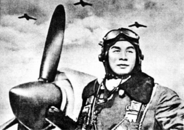 老漢耕地23年，褲子引縣領導注意，詢問得知：他是開國大典飛行員