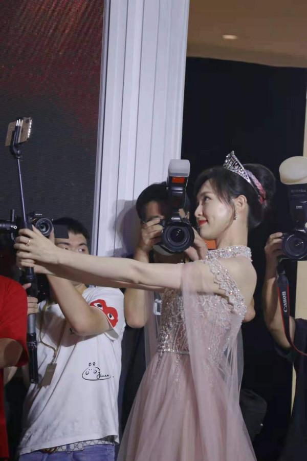 唐嫣真的是公主吧!穿碎鑽仙女裙戴王冠貴氣擋不住,幸福寫在臉上 唐嫣真的是公主吧!穿碎鑽仙女裙戴王冠貴氣擋不住,幸福寫在臉上