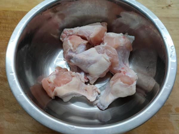 生長在泰山腳下的一種野生菌，當地人用來燉雞吃，出鍋太香了