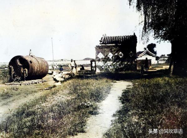 1925年的燕京大學還在建設中，看看當年工人是怎樣搬運鍋爐的