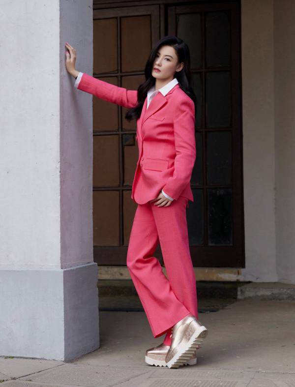 張柏芝顏值高真敢穿,孔雀藍掛脖裙配大濃妝,不俗反倒挺驚豔 張柏芝顏值高真敢穿,孔雀藍掛脖裙配大濃妝,不俗反倒挺驚豔