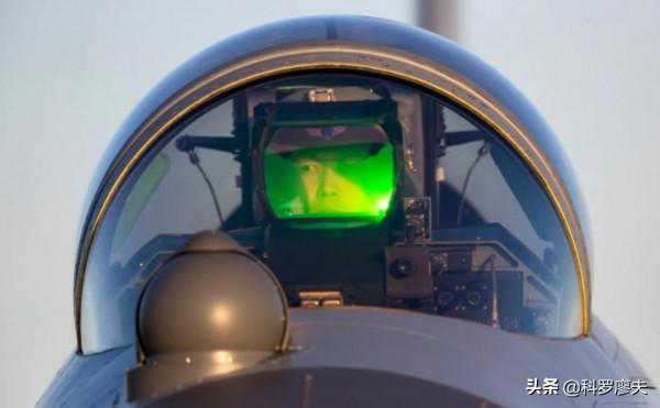 殲-20大批裝備，美空軍內心發虛，駐日美軍緊急加裝反隱身吊艙