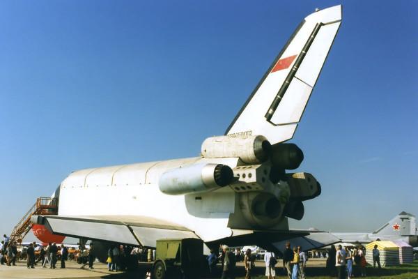 原來暴風雪號太空梭不只一架,曾身綁4臺AL31,自行從機場起飛 原來暴風雪號太空梭不只一架,曾身綁4臺AL31,自行從機場起飛