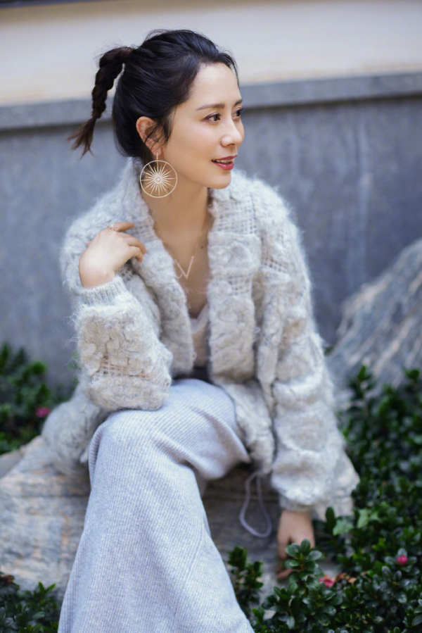 海清的高階感藏不住了，鏤空毛衣搭配針織裙，簡直就是&OpenCurlyDoubleQuote;逆生長&rdquo;