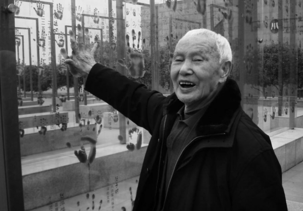 百歲抗戰老兵離家79年，晚年迴歸家鄉祭拜父母時：兒子對不起你們