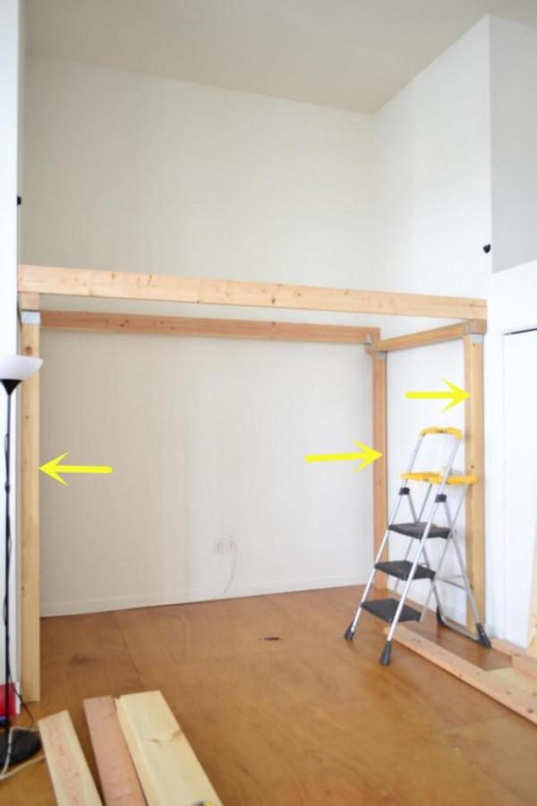 臥室不足5㎡大，抬高1米7打造loft結構床，半空中睡覺下面能儲物