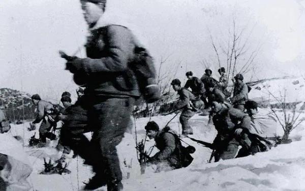 19歲的特等功臣：連炸兩個地堡，飛身堵住槍眼，犧牲後雙手仍不松